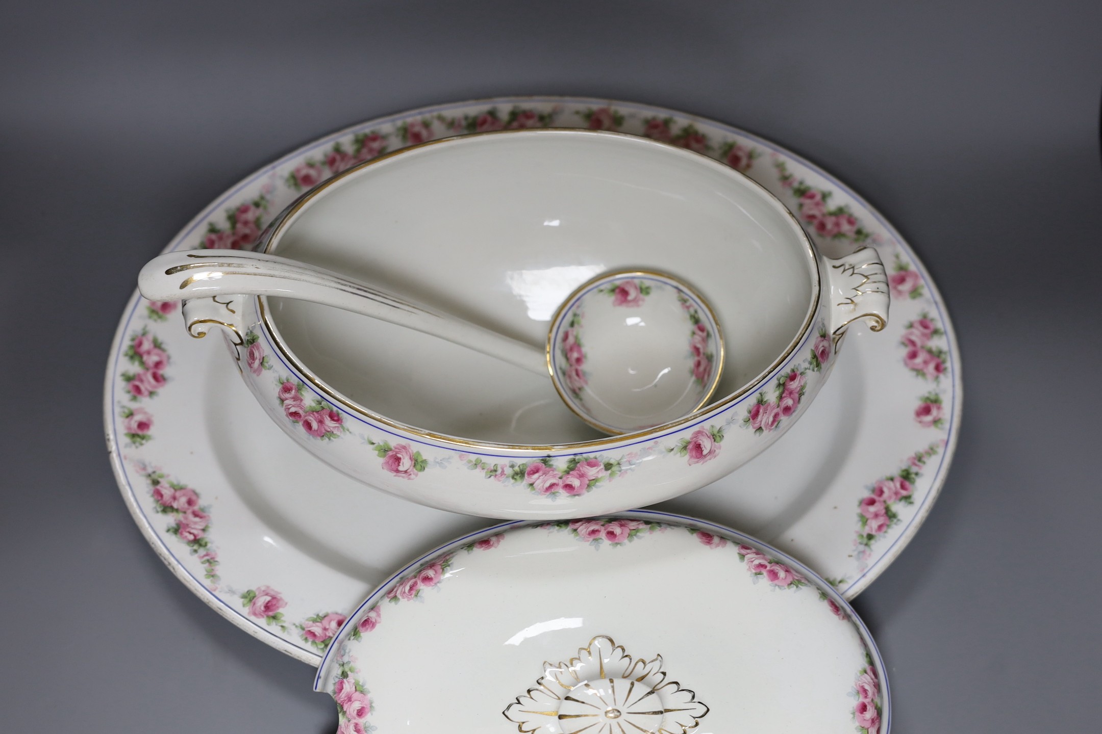A Bridgwood vegetable tureen with ladle and stand, 23cm tall